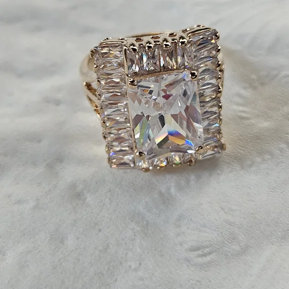 Elegant Gold and Silver Women's Ring - Picture 14 of 15